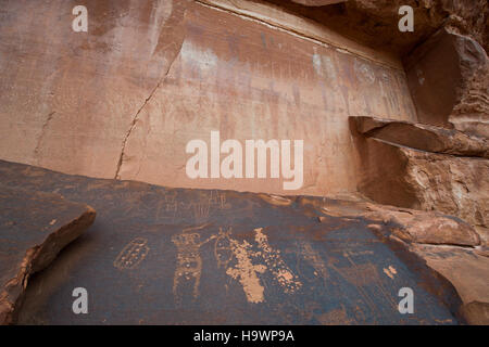 archesnps 9085154829 Courthouse Wash Rock Art Panel Stock Photo