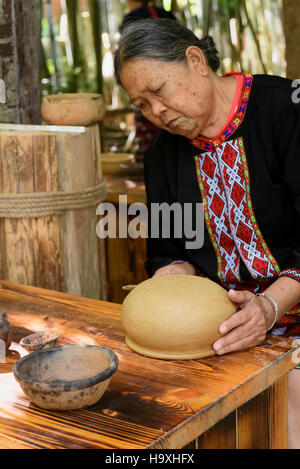 Potter, Village Binlang of Li and Miao minorities near Sanya, Hainan island, China Stock Photo