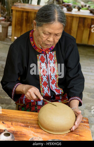 Potter, Village Binlang of Li and Miao minorities near Sanya, Hainan island, China Stock Photo