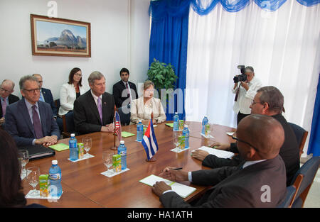 This image shows U.S. Secretary of Agriculture Tom Vilsack in Cuba, discussing the future of agricultural cooperation between the U.S. and Cuba. The meeting highlights agricultural trade, resource management, and sustainable farming practices between the two nations. Stock Photo