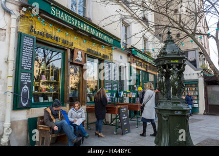 Paris, France, People Shopping, 'Shakespeare and Company' Bookstore, Shop Front Window, with Sign, in Latin Quarter, Parisian street scene, vintage Stock Photo