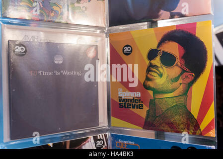 London, UK.  26 November 2016.  Fans of recorded music in a physical format visit Old Spitalfields in the East End for the Independent Label Market, where collectors can find new pressings of vinyl classics as well as the latest from independent labels. Credit:  Stephen Chung / Alamy Live News Stock Photo