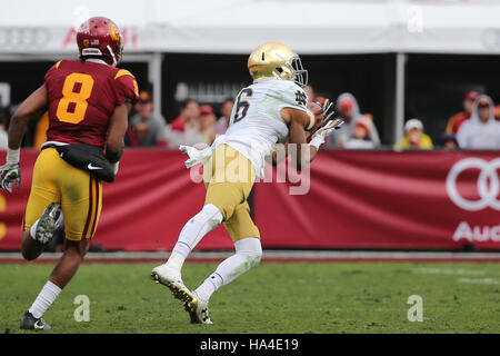 Los Angeles, California, USA. 26th Nov, 2016. Notre Dame Fighting Irish wide receiver Equanimeous St. Brown (6) makes a diving catch for a big gain in the third quarter in the game between the Notre Dame Fighting Irish and the USC Trojans, The Coliseum in Los Angeles, CA. Peter Joneleit/ Zuma Wire Service Credit:  Peter Joneleit/ZUMA Wire/Alamy Live News Stock Photo