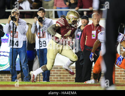 Tampa, Florida, USA. 26th Nov, 2016. Florida State Seminoles running ...