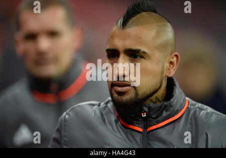 Munich, Germany. 26th Nov, 2016. Arturo Vidal from Munich goes to the bench during the German Bundesliga soccer match between Bayern Munich and Bayer Leverkusen at the Allianz Arena in Munich, Germany, 26 November 2016. Photo: Andreas Gebert/dpa/Alamy Live News Stock Photo