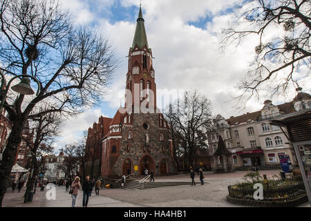 Sopot, Poland 27 November 2016 Cold day in Sopot. People wearing winter clothes walking in front of church at the Bohaterow Monte Cassiono street are seen Meteorologists predict high snow fall in next few hours. Credit:  Michal Fludra/Alamy Live News Stock Photo