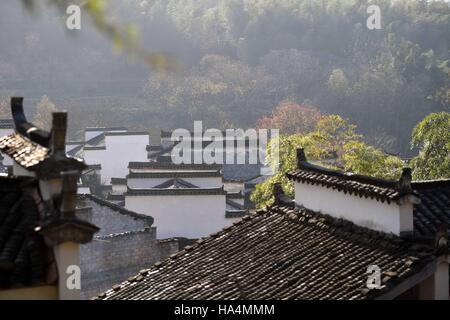 Yixian. 28th Nov, 2016. Photo taken on Nov. 28, 2016 shows Hui-style houses featuring black roof-tiles and white walls with detailed carvings in Tachuan Village of Yixian County, east China's Anhui Province. Credit:  Chen Yehua/Xinhua/Alamy Live News Stock Photo