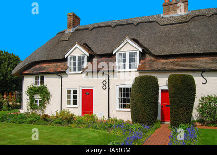 Thatched country cottage, Denmead, Hampshire, England, United Kingdom Stock Photo
