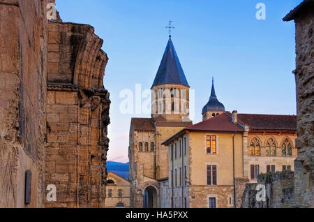 romanische Kirche in Cluny Burgund, Frankreich - romanesque Cluny church in Burgundy, France Stock Photo