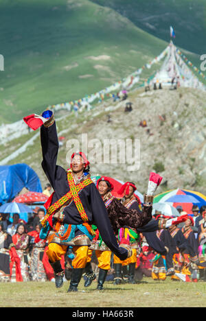 Khampa horseman performing traditional dance at the Yushu Horse Racing Festival. Qinghai, China. Stock Photo