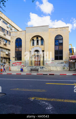 TEL AVIV, ISRAEL - DECEMBER 02, 2015: The Moshav Zekenim Synagogue, in Allenby Street, with locals and tourists, in Tel Aviv, Israel Stock Photo