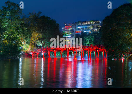 The Huc bridge to Ngoc Son temple on Hoan Kiem lake, Hanoi, Vietnam Stock Photo