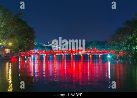 The Huc bridge to Ngoc Son temple on Hoan Kiem lake, Hanoi, Vietnam Stock Photo