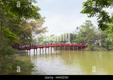 The Huc bridge to Ngoc Son temple on Hoan Kiem lake, Hanoi, Vietnam Stock Photo