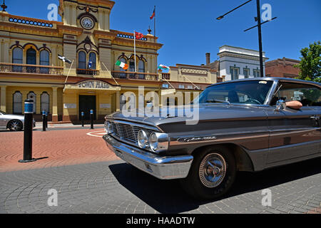 classic galaxie 500 car passes in front of the historic Glen Innes town hall in the main atreet, grey street, of glen innes Stock Photo