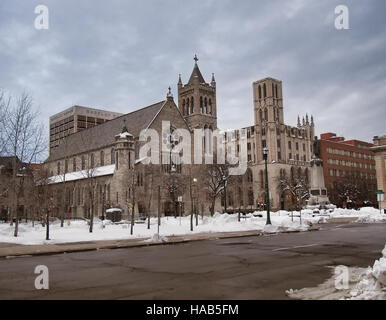 Syracuse, New York, USA. November 24,2016. View of Columbus Circle and the Cathedral of the Immaculate Conception and Mizpah Tower Stock Photo