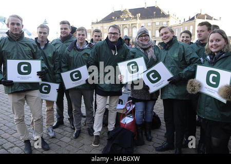 Copenhagen, Denmark. 28th Nov, 2016. Copenhagen/Denmark  28th. November 2016 - Danish conservative party supporters for party leader Soren Pape Poulsen and other ministers at Amalianborg Palace today on monday. Photo. Francis Joseph Dean/Deanpictures. Credit:  Francis Joseph Dean/Deanpictures/Alamy Live News Stock Photo