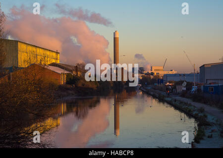 Tottenham, London, UK 29th November 2016. The view from Tottenham Marshes looking toward Edmonton incinerator during a  frosty start to the day on a clear November morning. Credit:  Patricia Phillips/ Alamy Live news Stock Photo