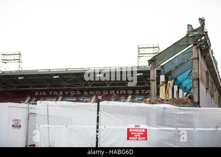 London, UK. 29th Nov, 2016. Heavy machinery is used to demolish the East Stand at West Ham United's former Boleyn Ground stadium in Upton Park. The East Stand was once home to West Ham's notorious 'Chicken Run'. Credit:  Mark Kerrison/Alamy Live News Stock Photo