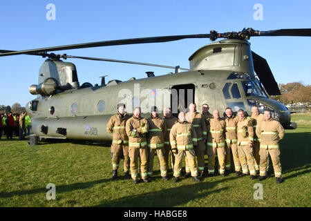 Isle of Wight Fire and Rescue Service stood around the RAF Chinook shortly before taking off and picking up their High Volume Pump (HVP) Stock Photo