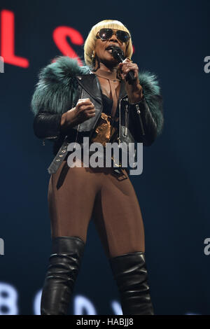 Mary J. Blige Performs Live On Stage At The Today Show In Rockefeller 