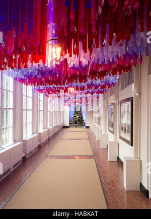 Washington DC, USA. 29th November, 2016. The 2016 White House Christmas decorations are previewed for the press at the White House in Washington, DC. Pictured along the East Colonnade are more than 7,500 strands of ribbon in a myriad of colors hanging with sparkling crystal ornaments leading to the Booksellers. Credit:  dpa picture alliance/Alamy Live News Stock Photo
