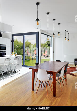 Empty table and chairs in luxury living room with view on garden Stock Photo