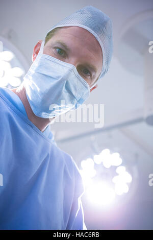 Male surgeon wearing a surgical mask Stock Photo - Alamy