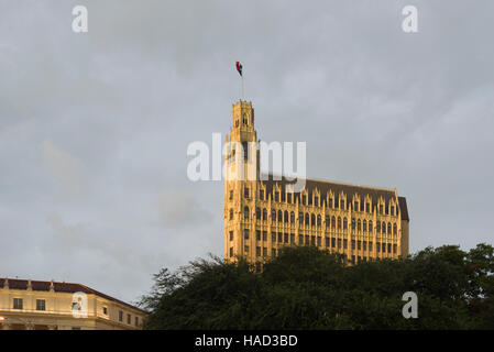 Emily Morgan Hotel Across From The Alamo In San Antonio Texas. Historic Building With Texas Flag Flying On Top.Downtown San Antonio, the central business district of San Antonio, Texas, United States. Stock Photo