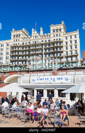 England, East Sussex, Brighton, Beachfront Cafe Scene Stock Photo