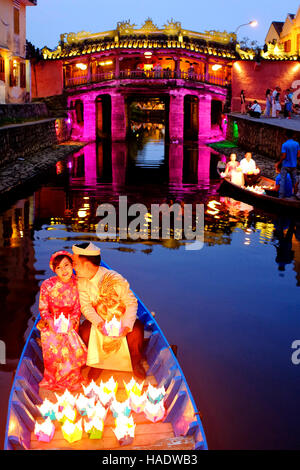 Newlywed in front of the Japanese covered bridge, Hoi An, Vietnam Stock Photo