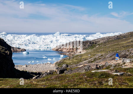 Painted stones marking blue trail hike to Holms Bakke by Ilulissat Icefjord. Ilulissat (Jakobshavn), Qaasuitsup, West Greenland Stock Photo