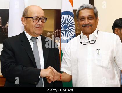 French defence minister Jean Yves le Drian Indian defence minister Manohar Parrikar shake hands Rafale fighter New Delhi Stock Photo