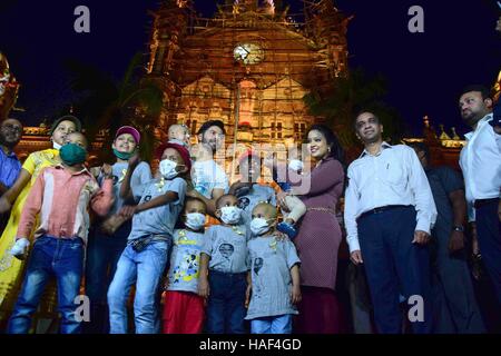 Varun Dhawan Amruta Fadnavis Devendra Fadnavis cancer affected children visits CST International Childhood Cancer NGO Mumbai Stock Photo