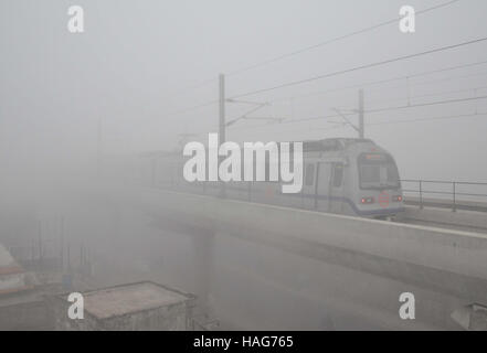 New Delhi, India. 30th Nov, 2016. A train moves in heavy fog in Fabridabad, in the outskirts of New Delhi, India, Nov. 30, 2016. Credit:  Stringer/Xinhua/Alamy Live News Stock Photo