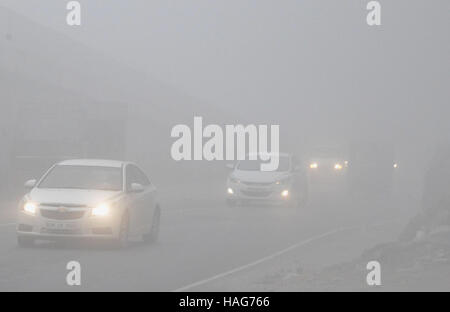 New Delhi, India. 30th Nov, 2016. Vehicles move in heavy fog in Fabridabad, in the outskirts of New Delhi, India, Nov. 30, 2016. Credit:  Stringer/Xinhua/Alamy Live News Stock Photo