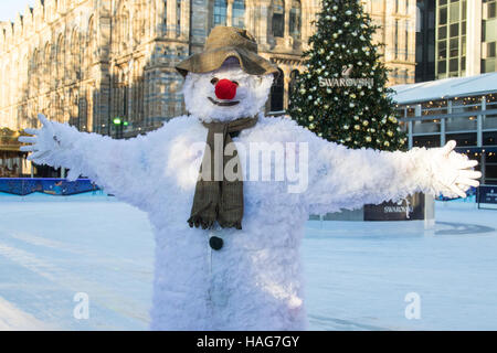 Natural History Museum, London, UK. 30th Nov, 2016. On the coldest week of the year The Snowman from from The Peacock Theatre's production takes to the ice at the Natural History Museum Ice Rink in London. Credit:  Paul Davey/Alamy Live News Stock Photo