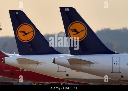 Duesseldorf, Germany. 30th Nov, 2016. Air planes of the airlines Lufthansa stand at the airport in Duesseldorf, Germany, 30 November 2016. The labour dispute between the striking pilots and parts of the other employees has escalated publicly. Photo: Federico Gambarini/dpa/Alamy Live News Stock Photo