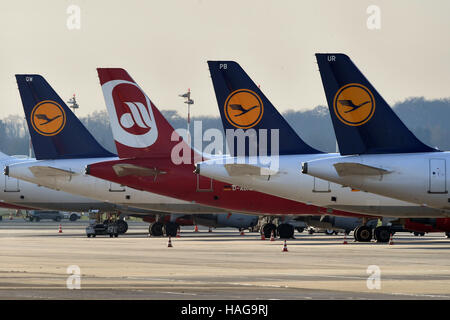 Duesseldorf, Germany. 30th Nov, 2016. Air planes of the airlines Lufthansa stand at the airport in Duesseldorf, Germany, 30 November 2016. The labour dispute between the striking pilots and parts of the other employees has escalated publicly. Photo: Federico Gambarini/dpa/Alamy Live News Stock Photo