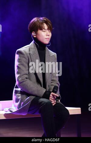 Seoul, Korea. 30th Nov, 2016. Sung-hwan Jeong holds showcase for his first album in Seoul, Korea on 30th November, 2016.(China and Korea Rights Out) © TopPhoto/Alamy Live News Stock Photo