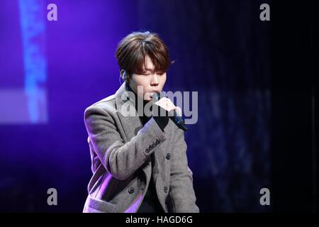 Seoul, Korea. 30th Nov, 2016. Sung-hwan Jeong holds showcase for his first album in Seoul, Korea on 30th November, 2016.(China and Korea Rights Out) © TopPhoto/Alamy Live News Stock Photo