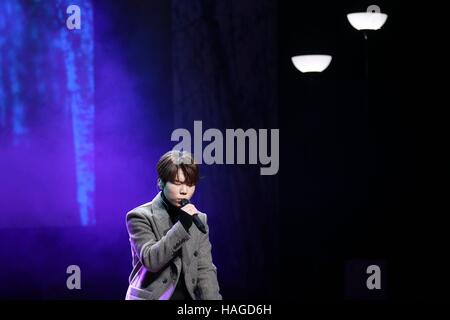 Seoul, Korea. 30th Nov, 2016. Sung-hwan Jeong holds showcase for his first album in Seoul, Korea on 30th November, 2016.(China and Korea Rights Out) © TopPhoto/Alamy Live News Stock Photo