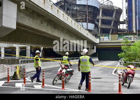 Kuala Lumpur, MALAYSIA. 1st Dec, 2016. The collapsed bridge near Mid Valley Megamall at Kuala Lumpur, Malaysia on December 01, 2016. A Vietnamese construction worker was killed and five others were injured when a 70m yet-to-be-completed bridge near Jalan Kampung Haji Abdullah Hukum and Mid Valley Megamall collapsed. The victim was buried in the rubble of the collapsed pedestrian bridge. Credit:  Chris Jung/ZUMA Wire/Alamy Live News Stock Photo