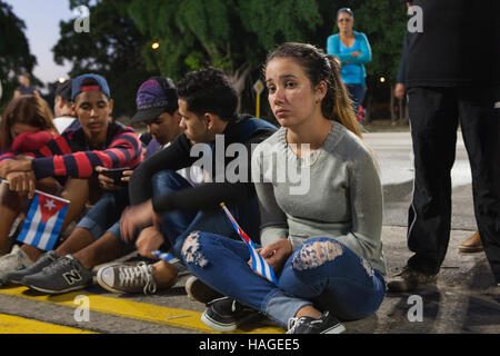 Havana, Cuba. 30th Nov, 2016. Young Cubans waiting for the motorcade carrying the urn of Fidel Castro, in Havana, Cuba, 30 November 2016. From the capital Havana, the funeral cortege is to pass through 13 provinces of the socialist Caribbean island in the coming days. Photo: Alessandro Vecchi/dpa/Alamy Live News Stock Photo
