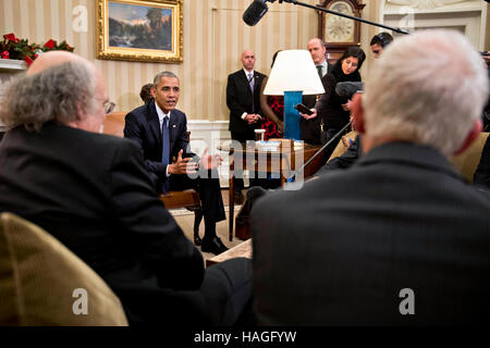 Washington, DC, USA. 30th Nov, 2016. President Obama, center, speaks as he meets with the 2016 American Nobel Prize laureates including F. Duncan Haldane, professor at Princeton University and laureate of the 2016 Nobel Prize in physics, left, and Oliver Hart, professor at Harvard University and winner of the 2016 Sveriges Riksbank Prize in economic sciences in memory of Alfred Nobel, right, in the Oval Office of the White House in Washington, DC. Credit:  MediaPunch Inc/Alamy Live News Stock Photo