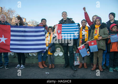 London, UK. 1st Dec, 2016. A small group of protesters gather on Westminster Bridge joined by activist Peter Thatchell against the Indonesian occupation of West Papua which was annexed by Indonesia in 1961 Credit:  amer ghazzal/Alamy Live News Stock Photo