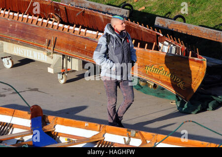 London, UK, 1st Dec, 2016. Bright sunny day along the Thames in Richmond as cold snap continues. Credit:  JOHNNY ARMSTEAD/Alamy Live News Stock Photo