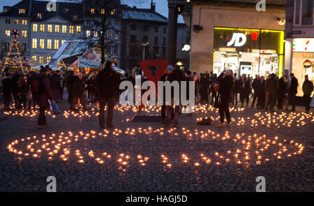 Copenhagen, Denmark. 01st Dec, 2016. Denmark, Copenhagen, December 1st. World AIDS Day is held on 1 December each year and is an opportunity for people worldwide to unite in the fight against HIV, raise awareness of the virus and show their support for people living with HIV. Around 2,000 candlelights illuminate Gammeltorv in central Copenhagen to commemorate people who have died because of AIDS. Credit:  Mathias Eis Schultz/Alamy Live News Stock Photo