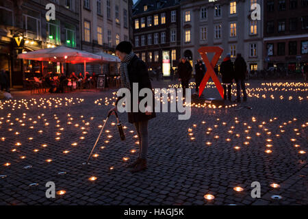 Copenhagen, Denmark. 01st Dec, 2016. Denmark, Copenhagen, December 1st. World AIDS Day is held on 1 December each year and is an opportunity for people worldwide to unite in the fight against HIV, raise awareness of the virus and show their support for people living with HIV. Around 2,000 candlelights illuminate Gammeltorv in central Copenhagen to commemorate people who have died because of AIDS. Credit:  Mathias Eis Schultz/Alamy Live News Stock Photo
