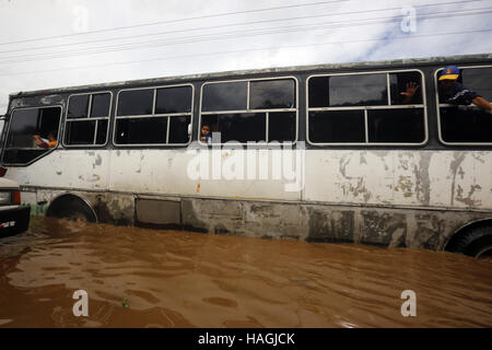 Valencia, Carabobo, Venezuela. 1st Dec, 2016. December 01, 2016 - Valencia, Carabobo, Venezuela - Large floods produced rains in 5 municipalities of Carabobo state, including San Diego, Guacara, Los guayos, Puerto cabello and Valencia. There are innumerable material losses, the amount of vehicles affected so far have been unquantifiable.There are two people missing, In Valencia, Venezuela. Credit:  Juan Carlos Hernandez/ZUMA Wire/Alamy Live News